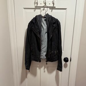 Doma black hooded jacket
Hood can zip out